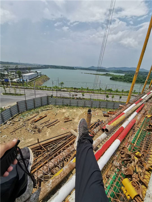 平安区作业中发生设备损坏或人员意外，责任怎么划分？